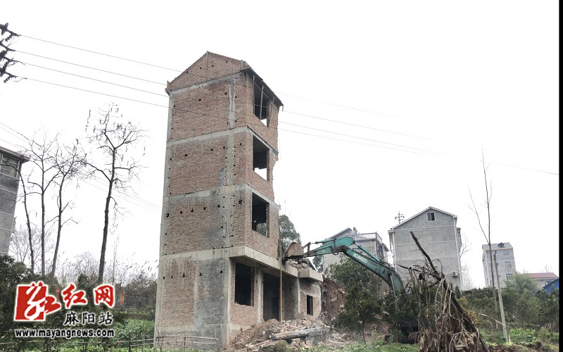 麻阳:规划区内违建住房 多部门依法拆除