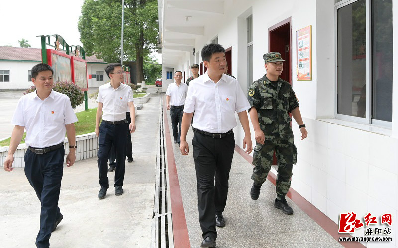 走访慰问驻麻部队官兵和消防指战员 7月29日,在"八一"建军节来临之际