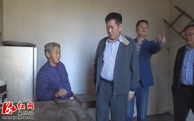 李仕忠深入乡镇督战脱贫攻坚"冲刺60天,打赢歼灭战"工作