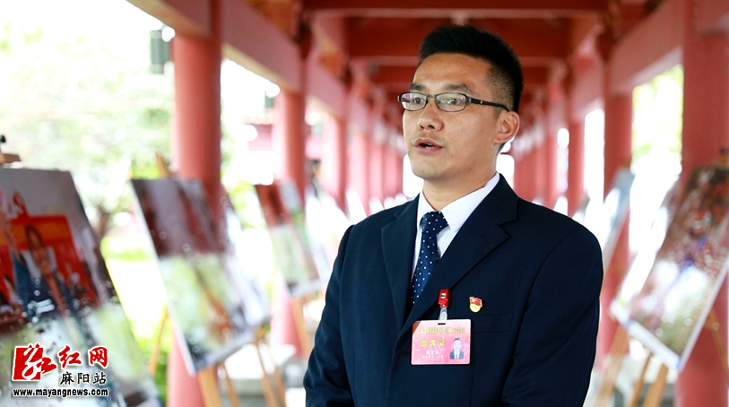 县人大代表陈文杰接受记者采访