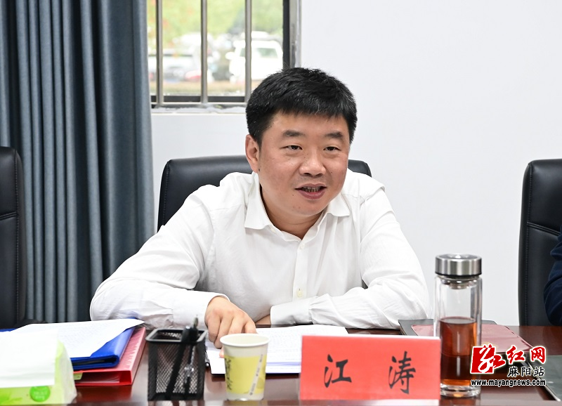 江涛接待信访群众并调度重点信访事项